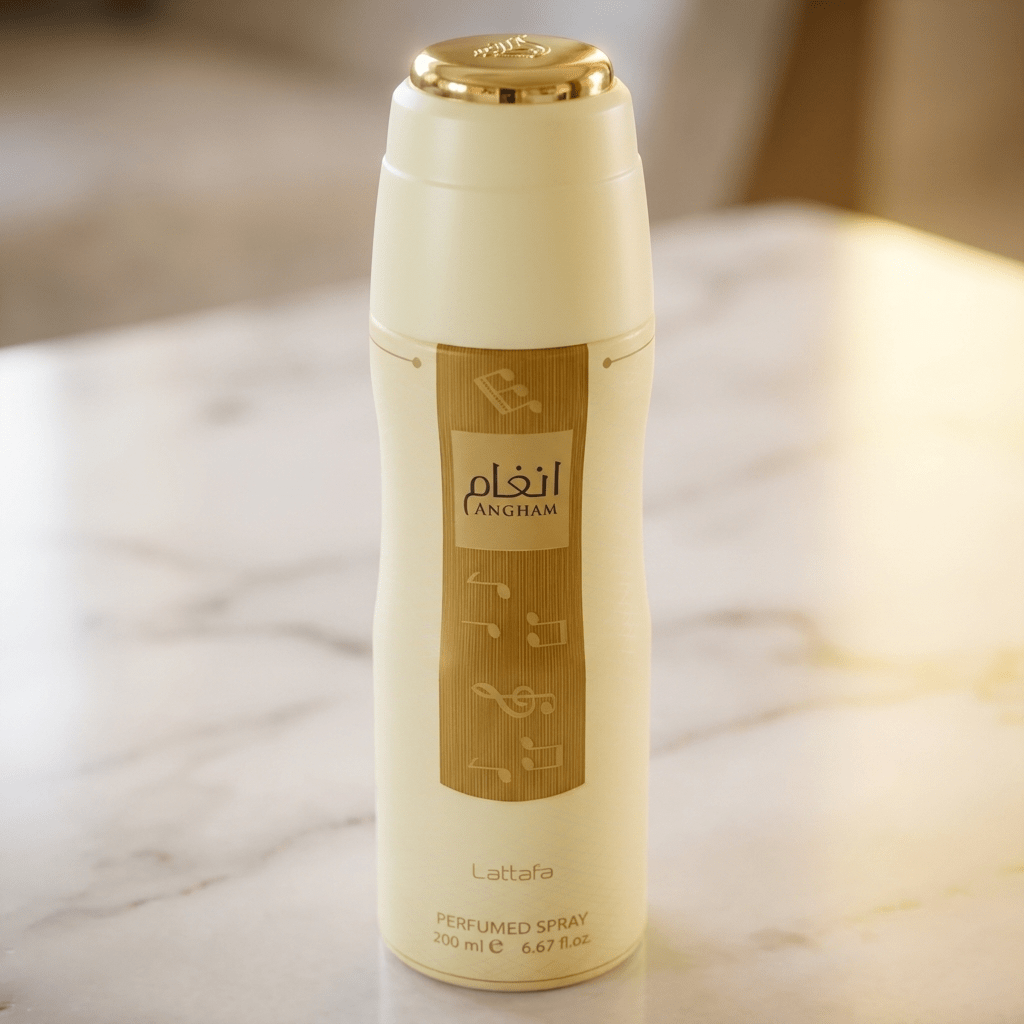 Body Spray Angham da Lattafa 200ml, frasco bege com tampa dourada sobre mármore.