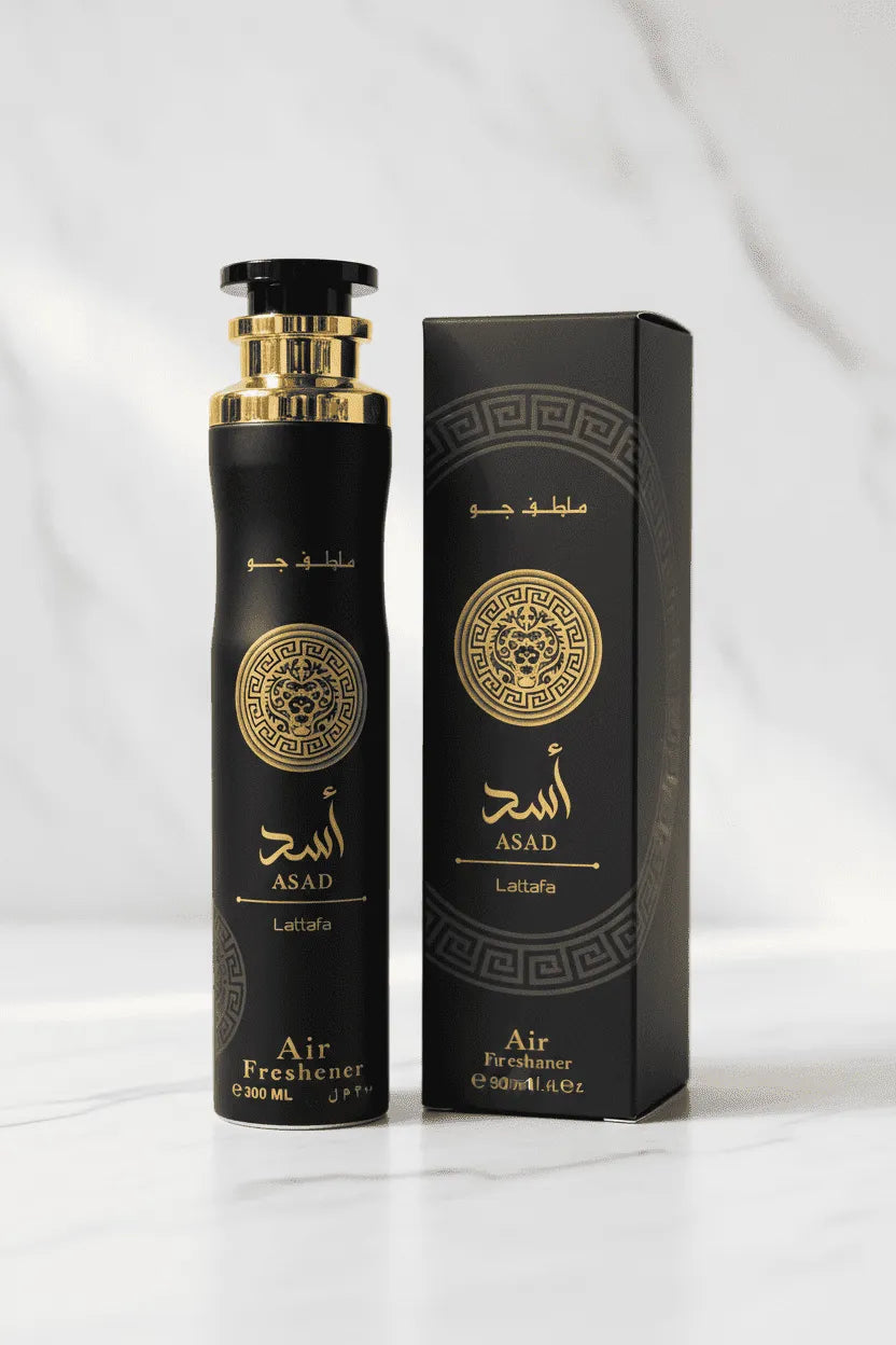 Air freshener Asad da Lattafa em frasco preto com detalhes dourados, ao lado da caixa preta original com estampa geométrica dourada