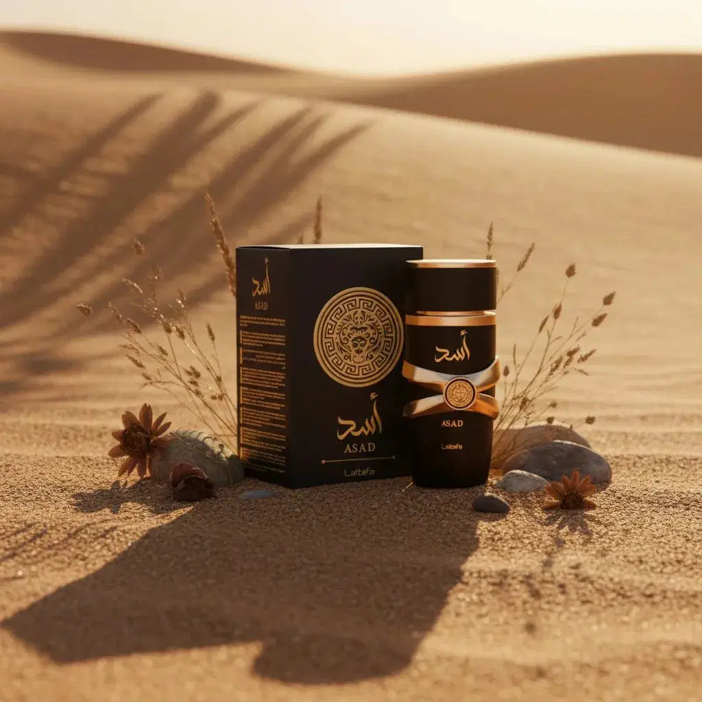 Frasco preto e dourado do Lattafa Asad com caixa no deserto árabe