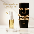 Decant de 5 ml do perfume Asad da Lattafa ao lado do frasco original preto com detalhes dourados.