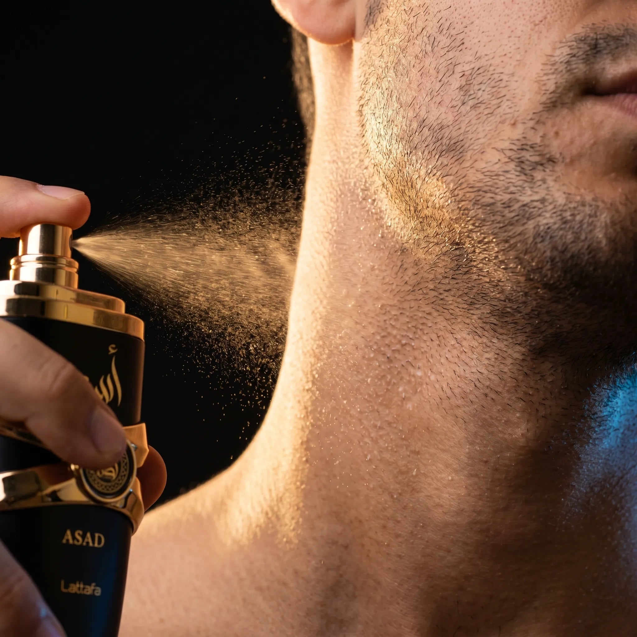 Homem aplicando o perfume Asad da Lattafa no pescoço, frasco preto e dourado em destaque.