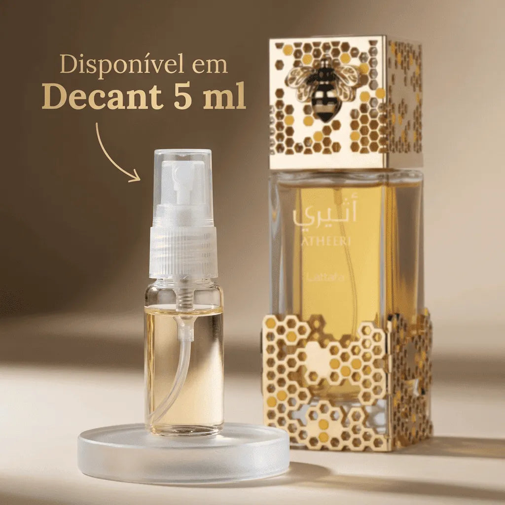 Perfume Atheeri da Lattafa em frasco dourado com caixa em padrão de colmeia e abelha, ao lado de decant de 5ml com banner promocional