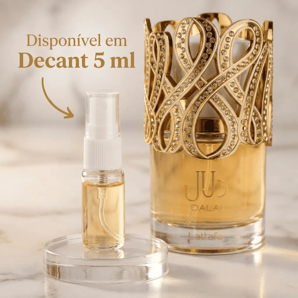 Perfume Dalal da Lattafa em frasco dourado com adorno de strass entrelaçado, ao lado de decant de 5ml com banner promocional