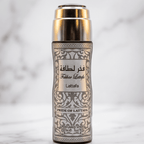 Body Spray Fakhar Black da Lattafa 200ml, frasco com tampa dourada e rótulo em padrão arabesco.