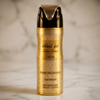 Body Spray Fakhar Extrait da Lattafa 200ml em vista completa, frasco dourado sobre mármore.