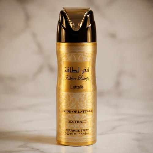 Body Spray Fakhar Extrait da Lattafa 200ml em vista completa, frasco dourado sobre mármore.