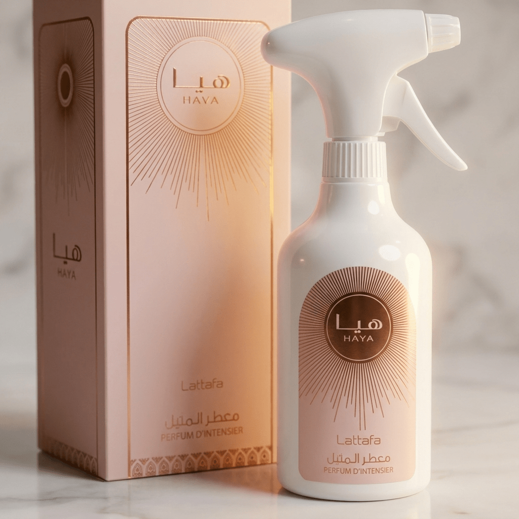 Home Spray Haya Lattafa 450ml, close-up com caixa ao fundo e luz quente refletida no frasco.