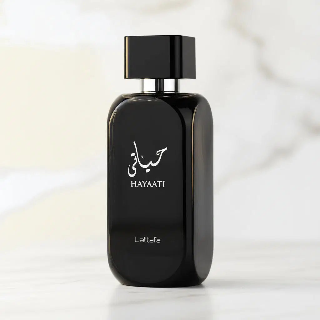 Perfume Hayaati da Lattafa em frasco preto brilhante com tampa quadrada, sobre mármore