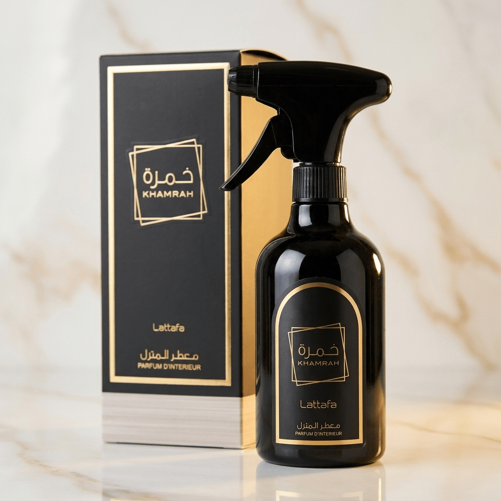 Home Spray Khamrah Lattafa 450ml, frasco preto e caixa dourada sobre mármore com veios dourados.