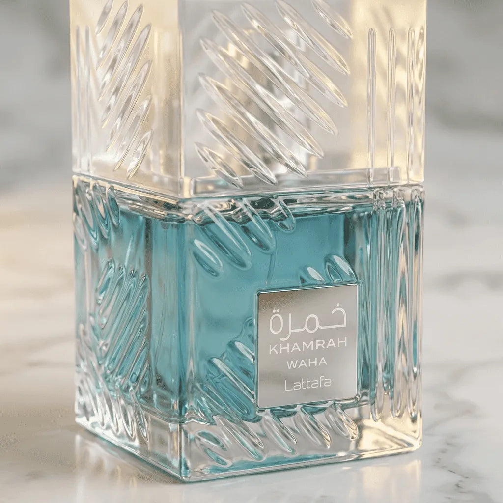 Perfume Khamrah Waha da Lattafa em frasco facetado com líquido azul-turquesa, vista aproximada em ângulo com luz dourada