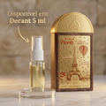 Decant de 5 ml do perfume Love in Paris, frasco de amostra ao lado da caixa dourada com ilustração da Torre Eiffel.