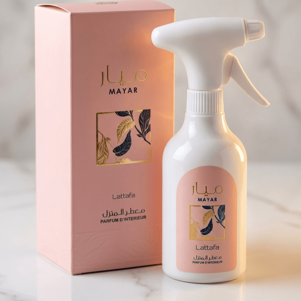 Home Spray Mayar Lattafa 450ml, frasco ao lado da caixa rosa com detalhe de penas douradas.