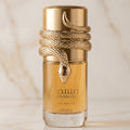 Perfume Musamam White Intense da Lattafa em frasco cilíndrico dourado com tampa em formato de cobra, vista frontal sobre mármore