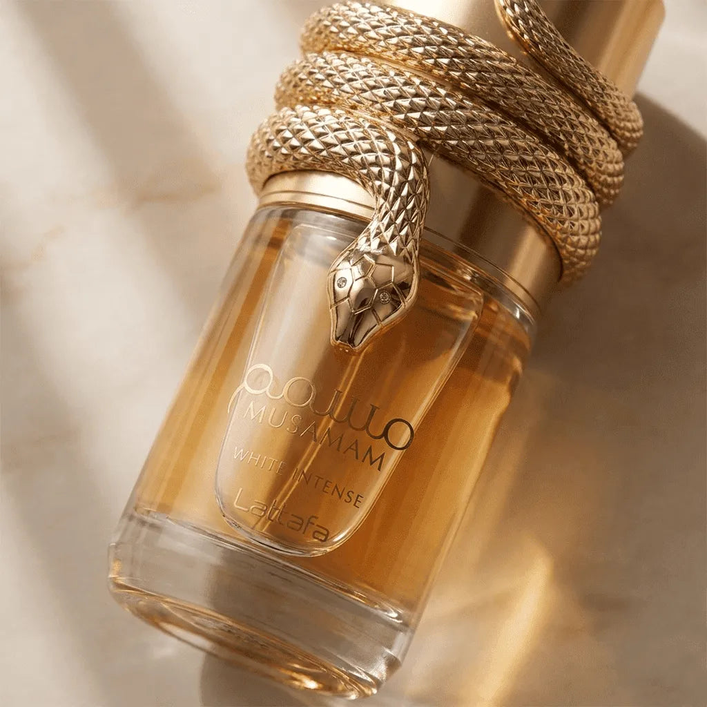 Perfume Musamam White Intense da Lattafa em frasco cilíndrico com tampa em formato de cobra dourada enrolada