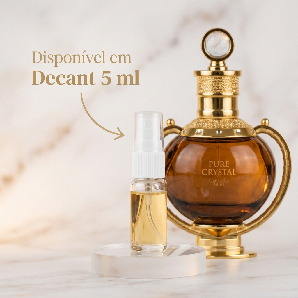 Frasco redondo âmbar do perfume Pure Crystal da Lattafa, com alças douradas e tampa perolada, ao lado de um decant de 5ml.