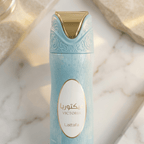 Detalhe do Body Spray Victoria Lattafa, tampa dourada esculpida e rótulo em mármore.