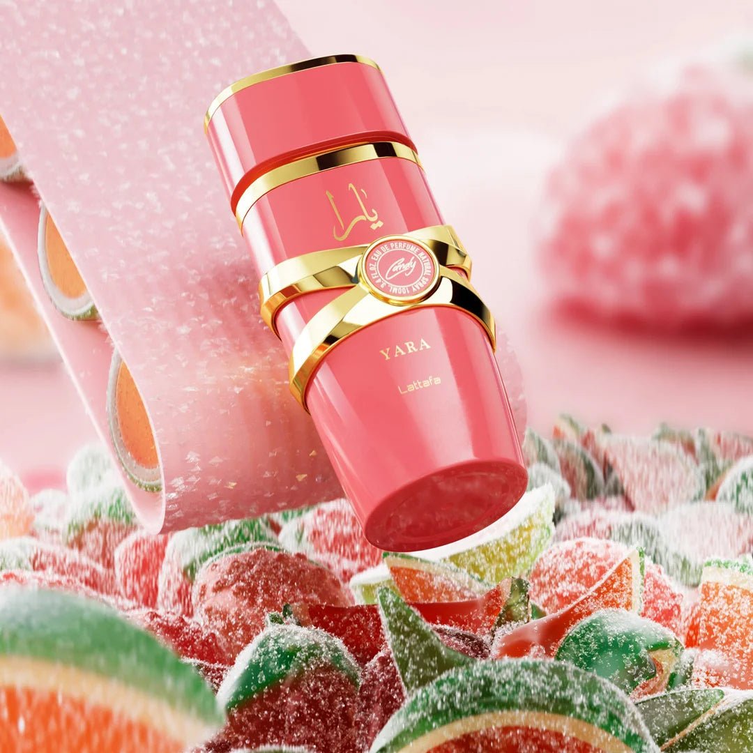 Perfume Yara Candy da Lattafa em frasco rosa com aros dourados, sobre doces coloridos.