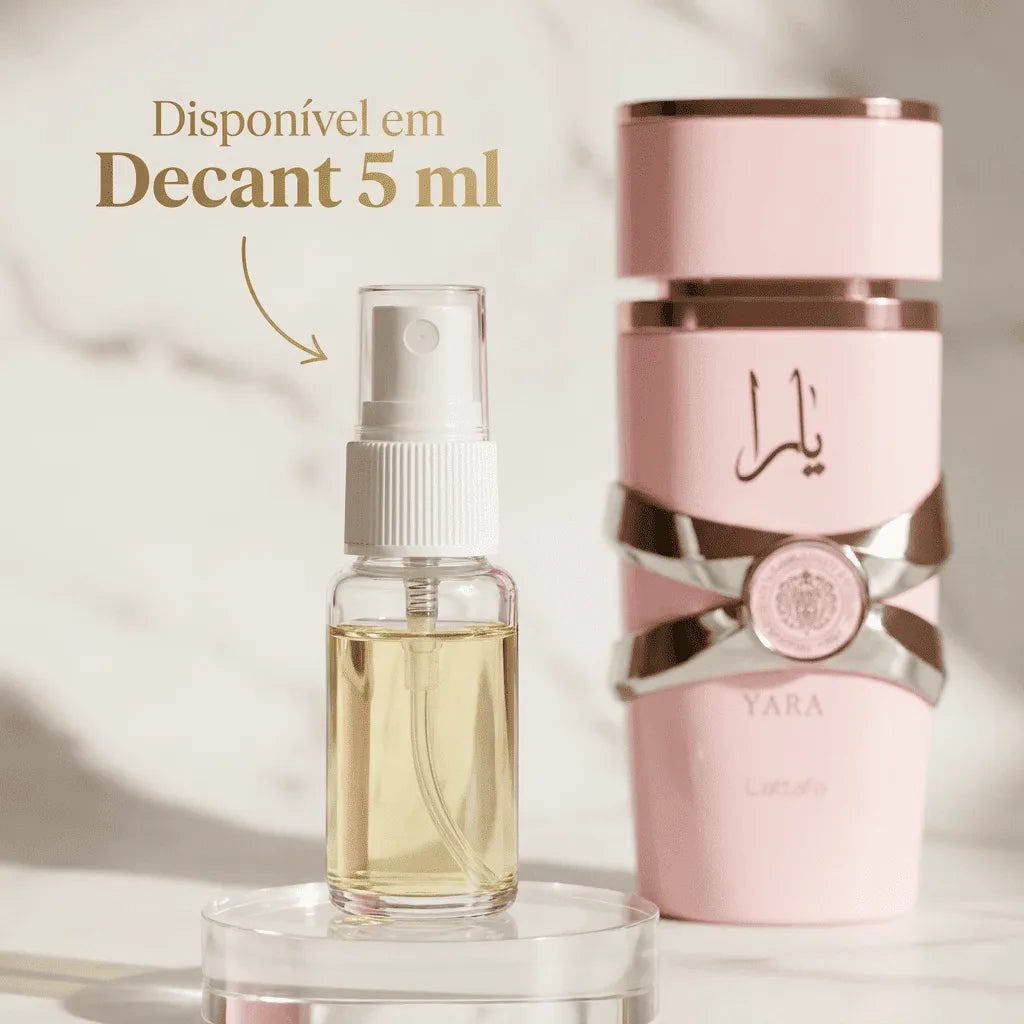 Perfume Yara da Lattafa em frasco rosa cilíndrico com faixa metálica, ao lado de decant de 5ml com banner promocional