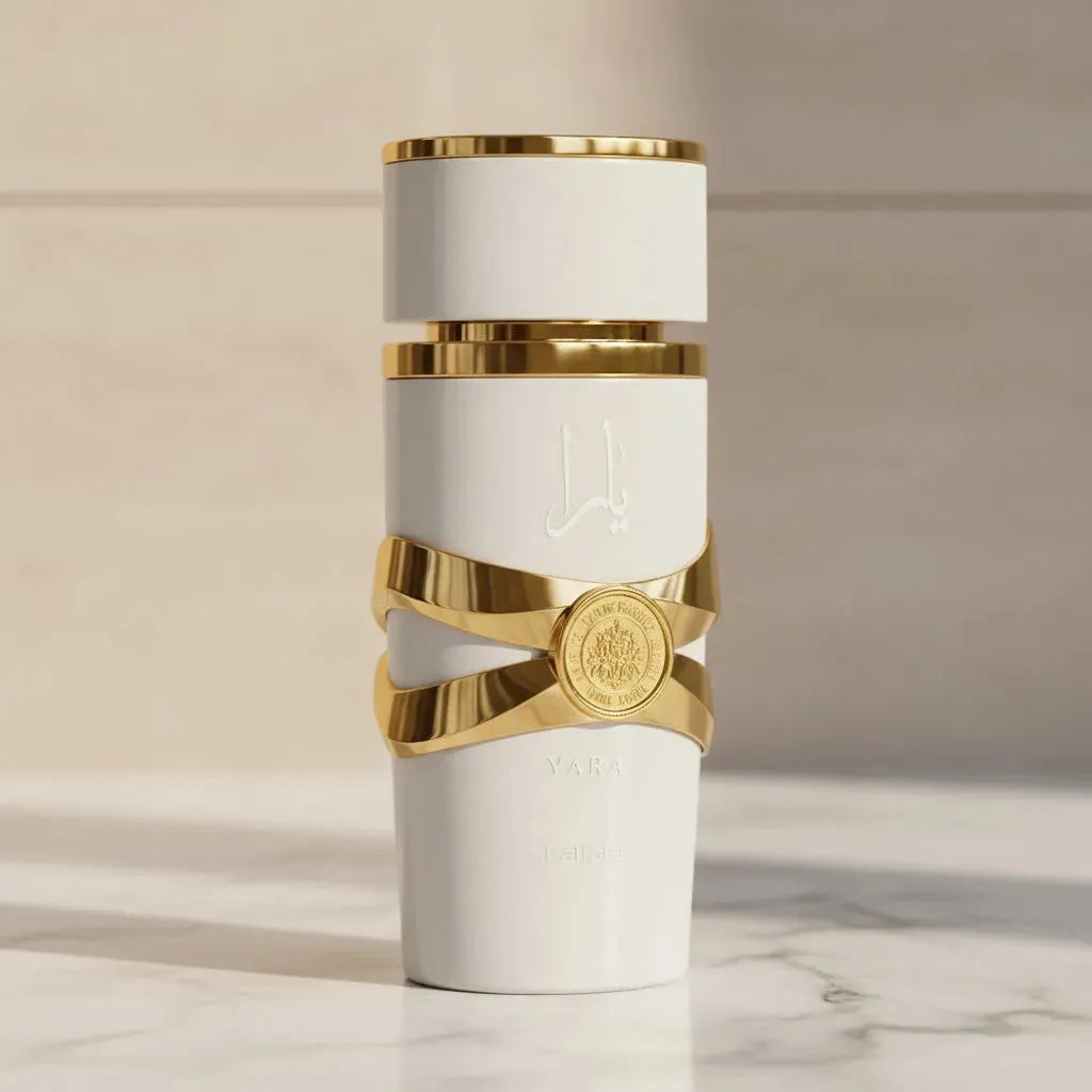 Perfume Yara da Lattafa em frasco branco com faixas douradas cruzadas, vista lateral sobre mármore com luz suave