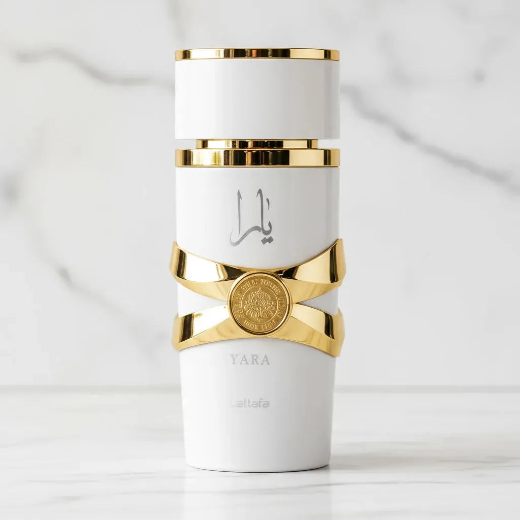 Perfume Yara da Lattafa em frasco branco com faixas douradas cruzadas e medalhão central