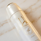 Body Spray Yara Moi Lattafa 200ml, detalhe da tampa perolada dourada sobre mármore.