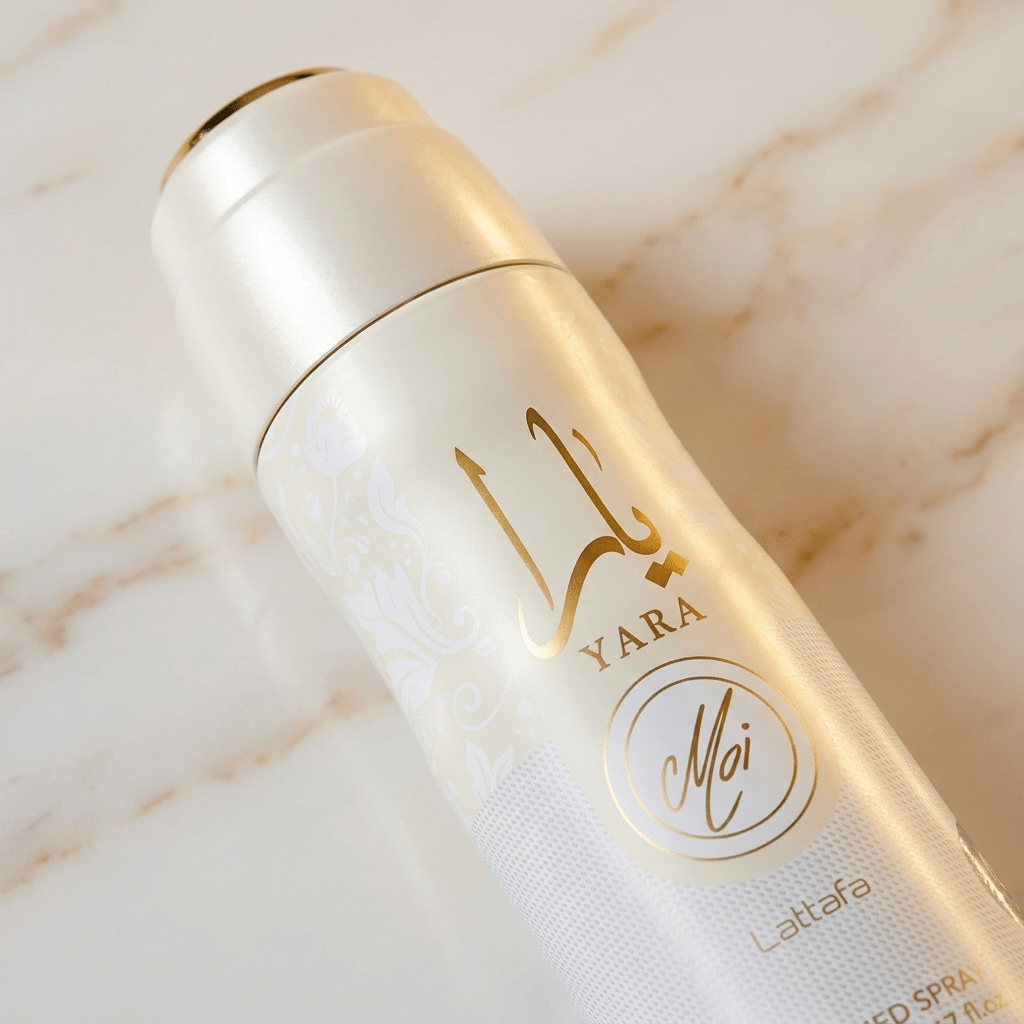 Body Spray Yara Moi Lattafa 200ml, detalhe da tampa perolada dourada sobre mármore.