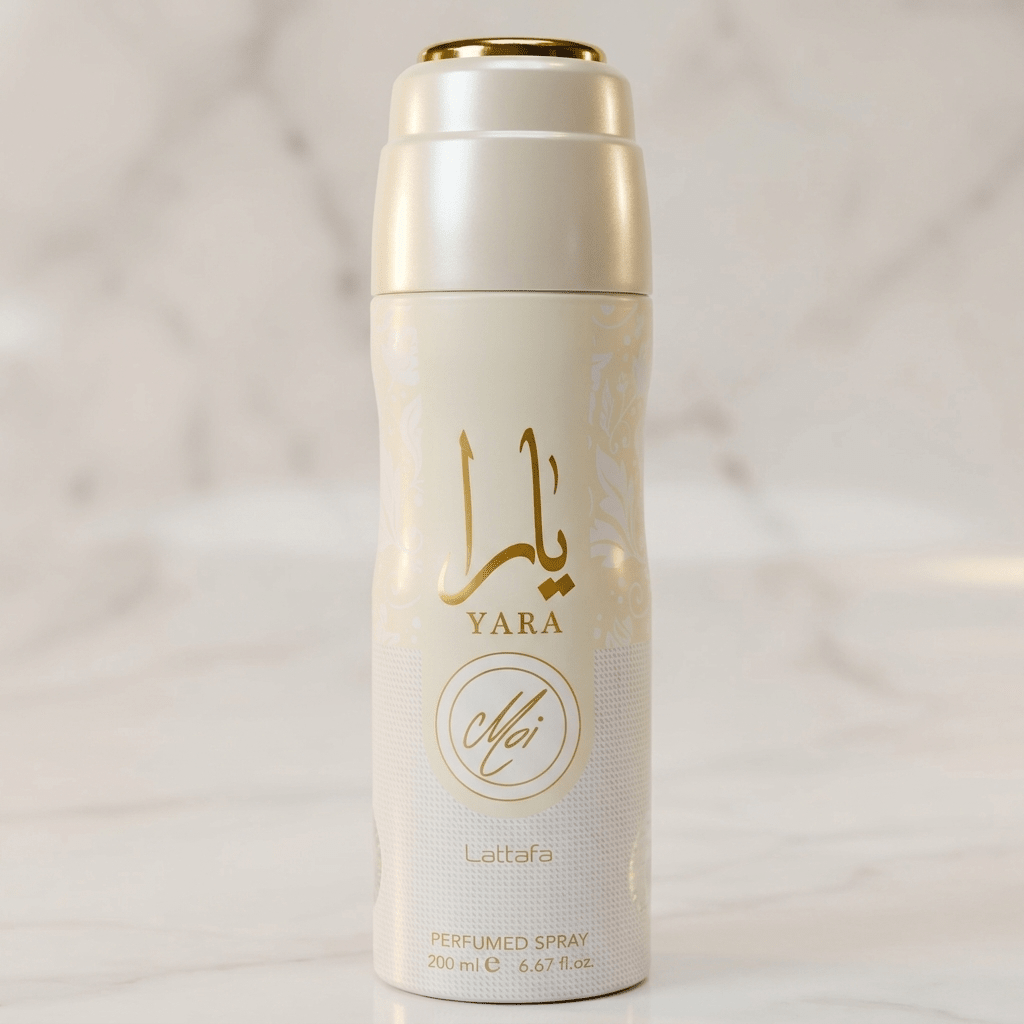 Body Spray Yara Moi da Lattafa 200ml, frasco branco perolado com detalhes dourados.