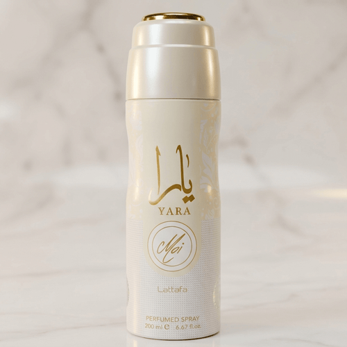 Body Spray Yara Moi da Lattafa 200ml, frasco branco perolado com detalhes dourados.