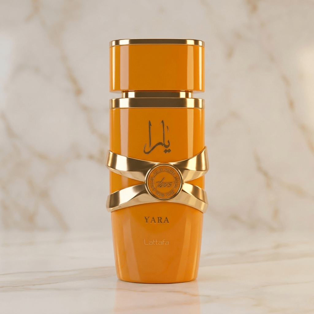 Perfume Yara da Lattafa em frasco laranja cilíndrico com faixas douradas, sobre superfície de mármore.