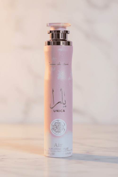 Air freshener Yara Unica da Lattafa em frasco com gradiente rosa e dourado, sobre superfície de mármore.