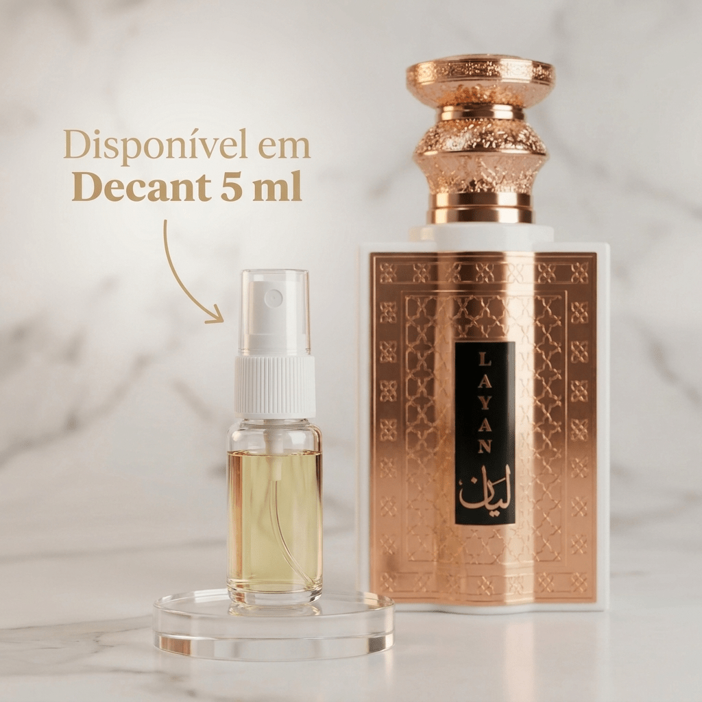 Decante de 5ml do perfume Layan Niche Collection, frasco spray ao lado do frasco original branco com detalhes dourados.