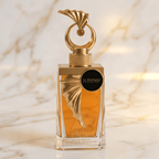 Perfume Malaky da Le Bonheur em frasco de vidro âmbar com tampa dourada em formato de leque, sobre mármore.