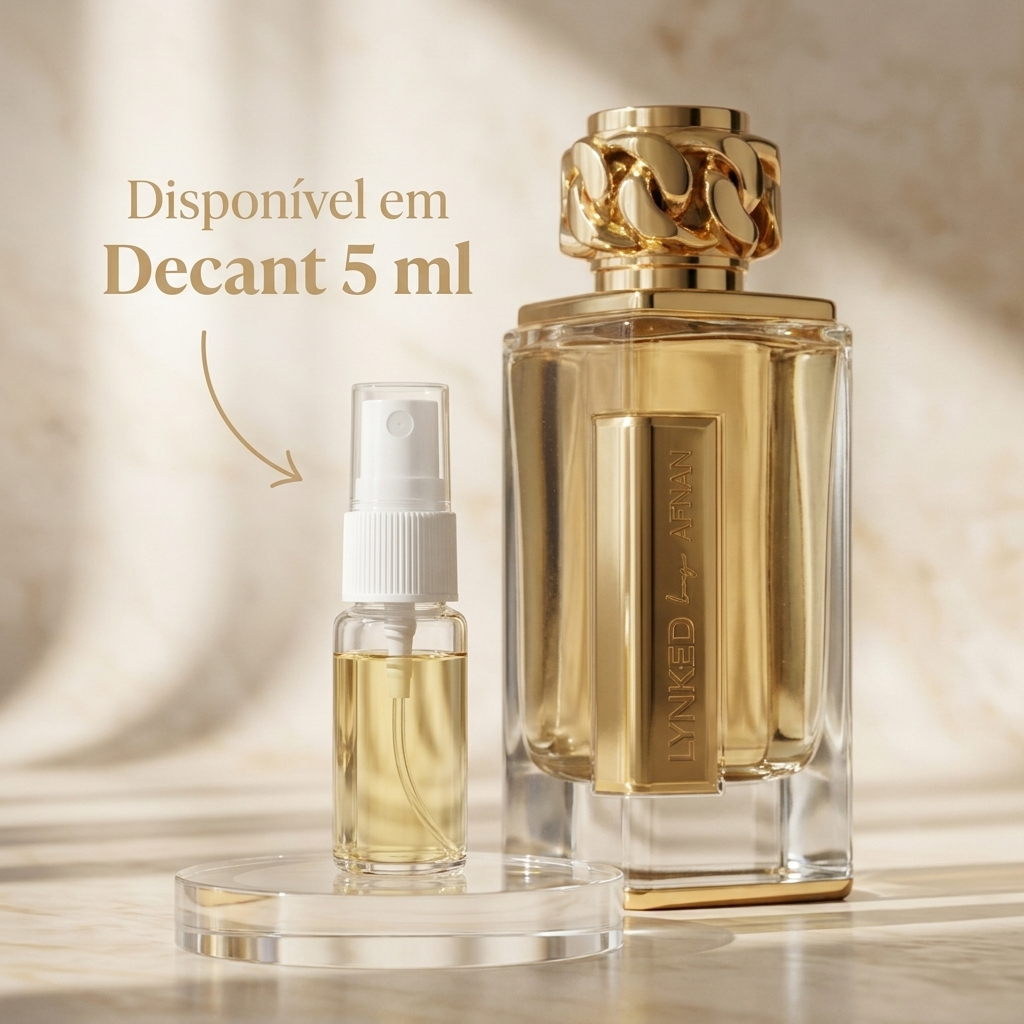 Decant de 5ml do perfume Lynked Forever ao lado do frasco original dourado com tampa em formato de corrente.