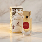 Perfume La Rouge Baroque da Maison Alhambra em frasco facetado âmbar com tampa dourada e rótulo vermelho, ao lado da caixa branca com estampa dourada floral