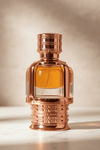 Perfume Al Hambra No.7 da Maison Alhambra em frasco rosé dourado ornamentado, close-up isolado com líquido âmbar