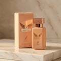 Perfume Olivia da Maison Alhambra 30ml em frasco pêssego ao lado da caixa pêssego original, sobre mármore