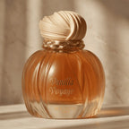 Perfume Vanilla Voyage em frasco canelado âmbar com tampa em formato de concha e detalhe trançado dourado