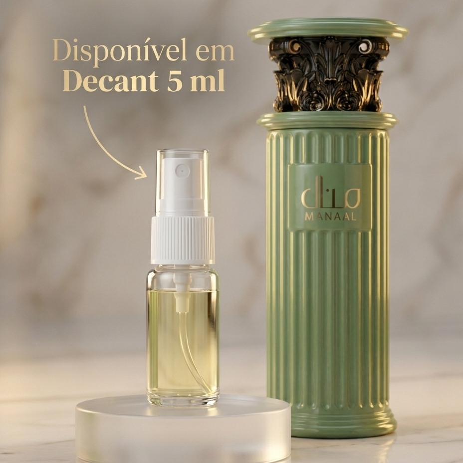 Decant de 5ml do perfume Manaal ao lado do frasco original verde em formato de coluna, sobre fundo de mármore.