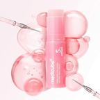 Bastão hidratante PDRN Pink Collagen Volume Multi Balm da Medicube, cercado por bolhas rosa translucidas e ilustrações de seringa, representando o efeito colageno.
