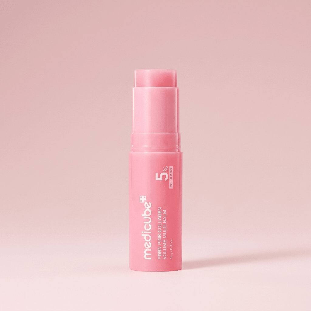 Bastão hidratante PDRN Pink Collagen Volume Multi Balm da Medicube, com tampa aberta mostrando a textura do produto, sobre fundo rosa claro.