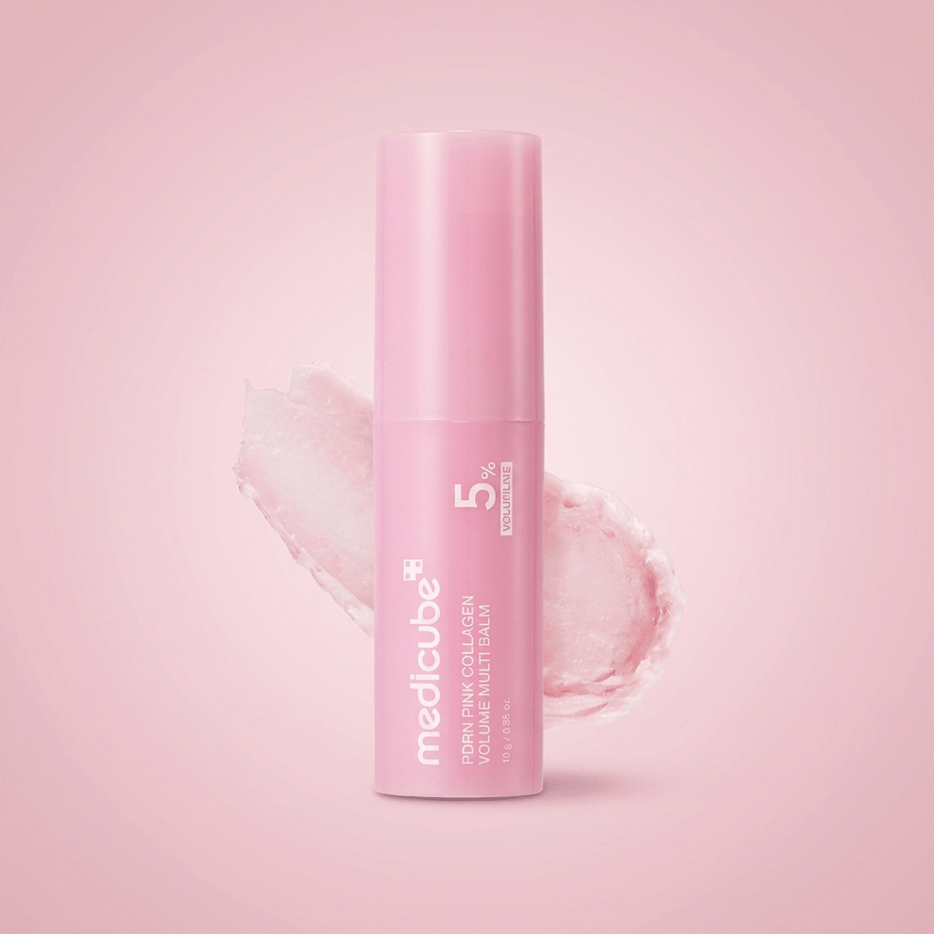 Bastão hidratante PDRN Pink Collagen Volume Multi Balm da Medicube, embalagem rosa, sobre fundo rosa com textura cremosa ao fundo.