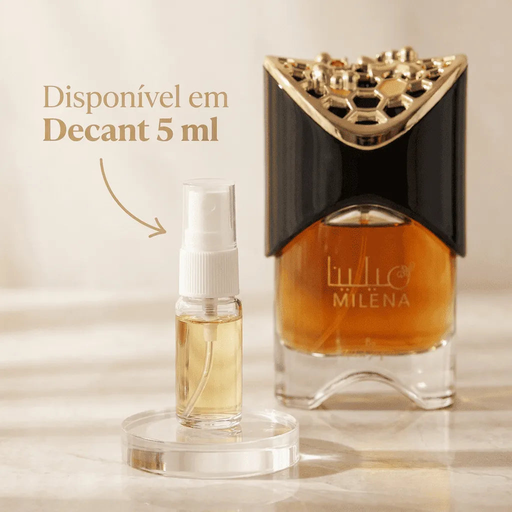 Perfume Milena em frasco preto com tampa triangular dourada em formato de colmeia, líquido âmbar, ao lado de decant de 5ml com banner promocional