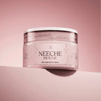 Body cream perfumado Sweet Mallow da Neeche House em pote rosa, sobre fundo rosa sólido