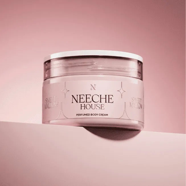 Body cream perfumado Sweet Mallow da Neeche House em pote rosa, sobre fundo rosa sólido