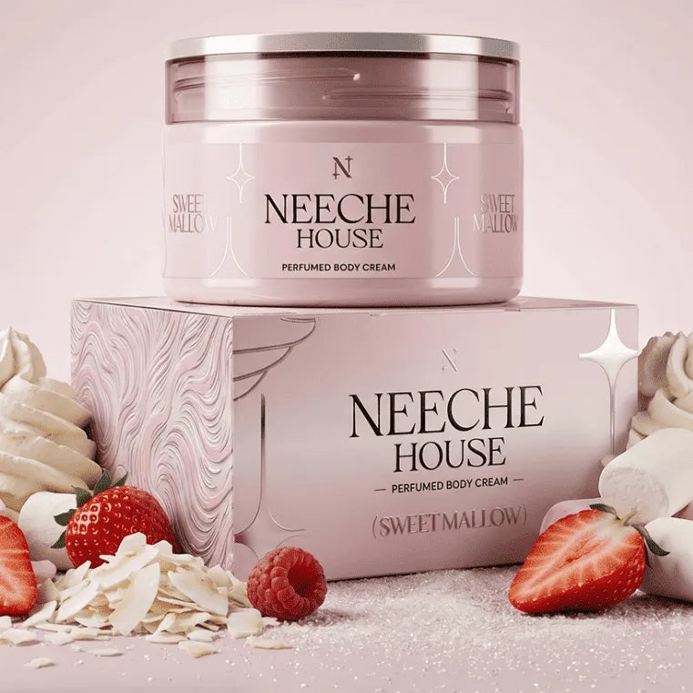 Body cream perfumado Sweet Mallow da Neeche House em pote e caixa rosa, cercado por morangos, framboesas e marshmallows