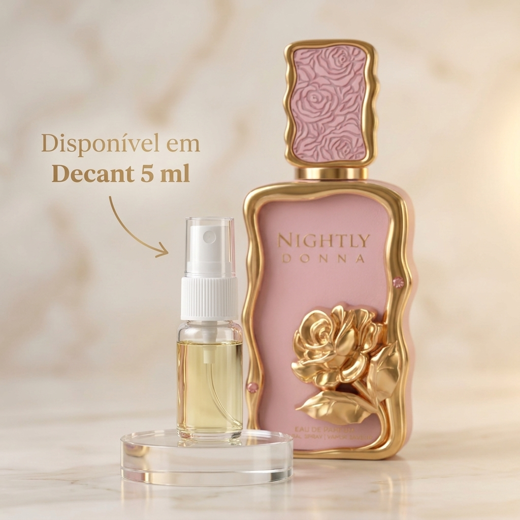 Frasco rosê do perfume Nightly Donna com moldura dourada e flor em relevo, ao lado de um decant de 5ml.