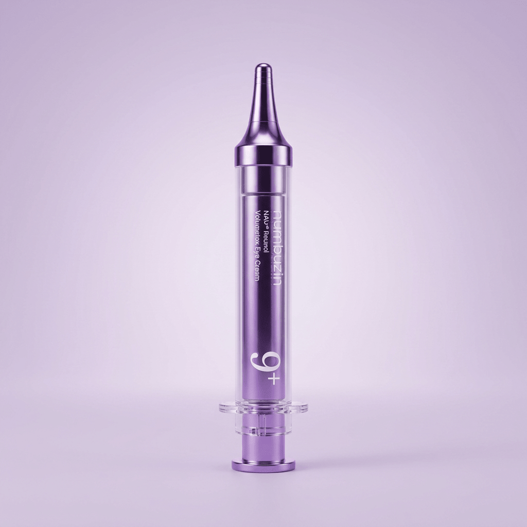 Creme para olhos NAD+ Retinol Volumetox Eye Cream da Numbuzin, em aplicador roxo formato seringa, isolado sobre fundo lilás.