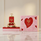Perfume Saher da Nusuk, vista completa do frasco vermelho ao lado da caixa rosa, com luz ambiente suave.