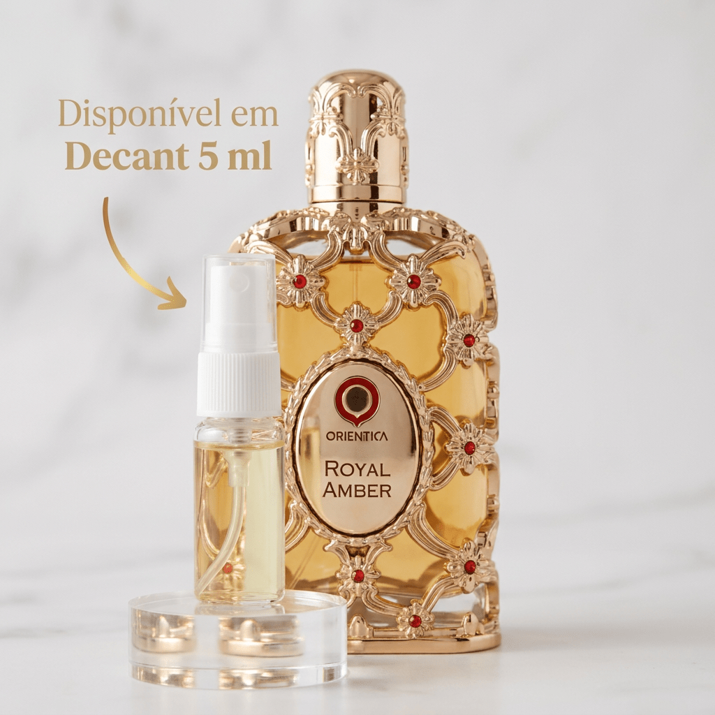 Perfume Orientica Royal Amber em frasco dourado ornamentado com detalhes vermelhos, ao lado do decant de 5 ml.
