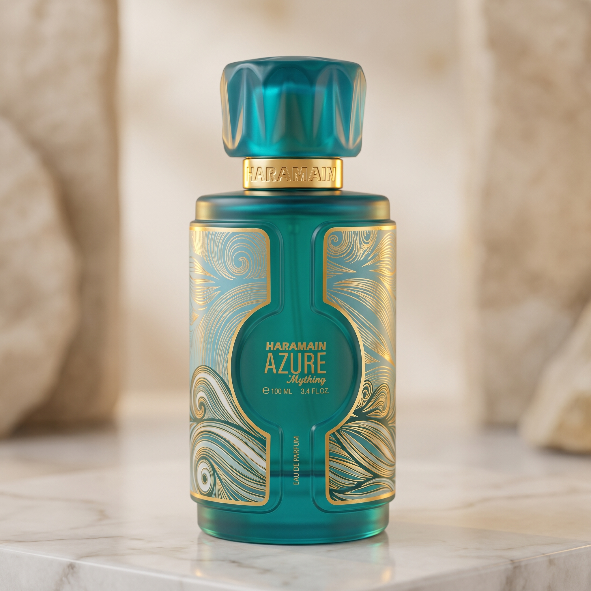 Frasco do perfume Al Haramain Azure Mything 100 ml em close, sem a caixa, com fundo em tons de pedra bege.